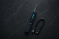 GuardVision, detector de camaras ocultas, junto a su cable de carga